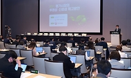 <p>김소영 금융위원회 부위원장이 13일 오전 서울 여의도 한국거래소 컨퍼런스홀에서 개최한 ESG 평가시장의 투명성&middot;신뢰성 제고방안 세미나에서 축사를 하고 있다.</p>
<p><br></p>