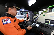 남화영 소방청장 직무대리가 12일 충북 청주시 소방장비센터에서 소방차량 가상 운전 시뮬레이터를 시연하고 있다.