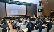 <p>김소영 금융위원회 부위원장이 13일 오전 서울 여의도 한국거래소 컨퍼런스홀에서 개최한 ESG 평가시장의 투명성&middot;신뢰성 제고방안 세미나에서 축사를 하고 있다.</p>
<p><br></p>