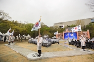 11일 오전 서울시 서대문독립공원에서 열린 제104주년 대한민국임시정부수립 기념식에서  독립운동태극기 7개와 현재 태극기가 입장하고 있다.