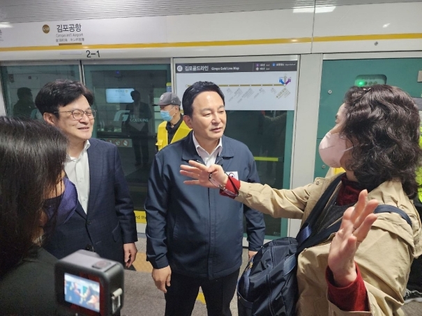 원희룡 국토교통부 장관이 14일 서울 강서구 김포도시철도(김포골드라인)에서 시민들의 애로사항을 청취하고 있다.