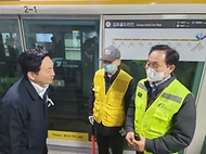 원희룡 국토교통부 장관이 14일 서울 강서구 김포도시철도(김포골드라인)에서 관계자들과 대화하고 있다.