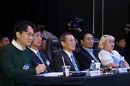 이종호 과학기술정보통신부 장관이 12일 서울 중구 V.SPACE에서 열린 ‘출연(연) 테크노믹스 오디션’에서 참가자의 발표를 듣고 있다.