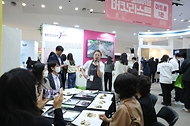 <p>13일 서울 중구 동대문디자인플라자(DDP)에서 열린 ‘2023 내나라 여행박람회’에서 관람객들이 각 지역의 관광명소 홍보 보스를 둘러보고 있다.&nbsp;</p>