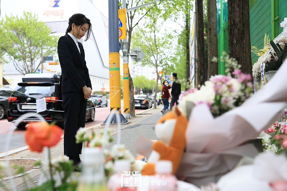 김건희 여사가 14일 대전시 서구 어린이보호구역 음주운전 교통사고 현장을 찾아 묵념하고 있다.