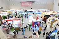 <p>13일 서울 중구 동대문디자인플라자(DDP)에서 열린 ‘2023 내나라 여행박람회’에서 관람객들이 각 지역의 관광명소 홍보 보스를 둘러보고 있다.&nbsp;</p>