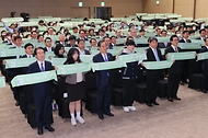 한덕수 국무총리가 16일 세종시 정부세종컨벤션센터에서 열린 ‘국민안전의날 기념식’에서 안전실천을 다짐하는 퍼포먼스를 하고 있다.