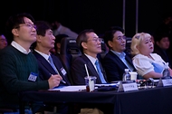 이종호 과학기술정보통신부 장관이 12일 서울 중구 V.SPACE에서 열린 ‘출연(연) 테크노믹스 오디션’에서 참가자의 발표를 듣고 있다. 