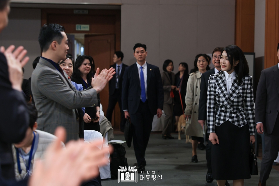 김건희 여사가 20일 청와대 춘추관에서 열린 하트시각장애인 체임버오케스트라의 특별공연 ‘함께 누리는 마음의 선율’에 참석하고 있다.