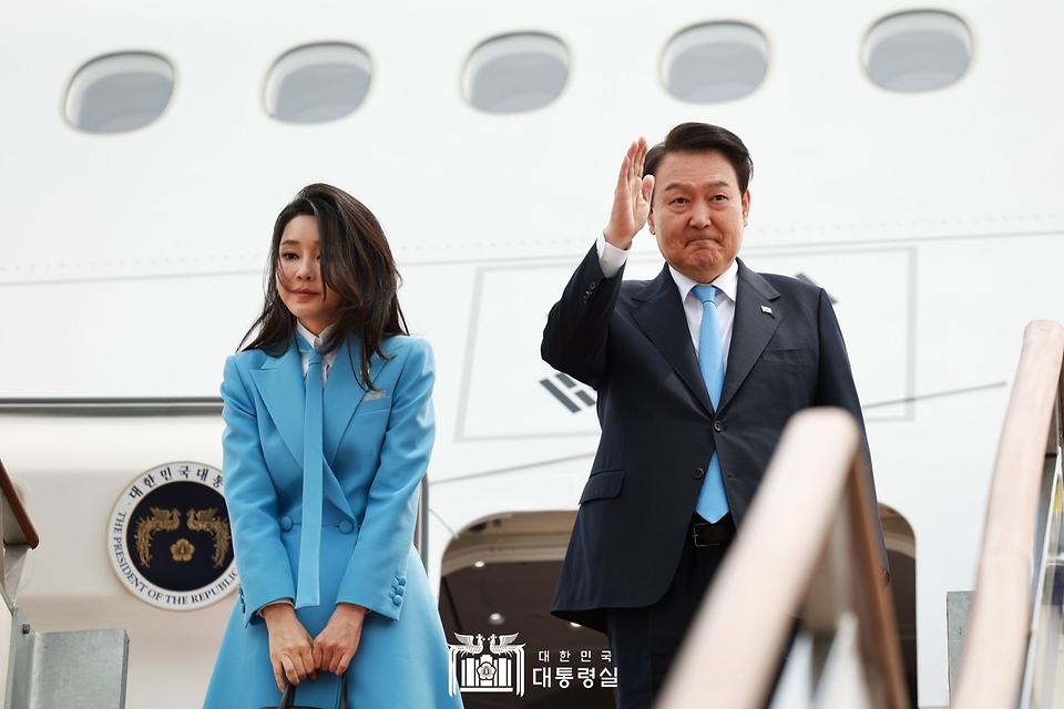 5박 7일 일정으로 미국을 국빈 방문하는 윤석열 대통령과 김건희 여사가 24일 경기 성남시 서울공항에서 공군 1호기에 탑승하기 전  환송객들에게 인사하고 있다.