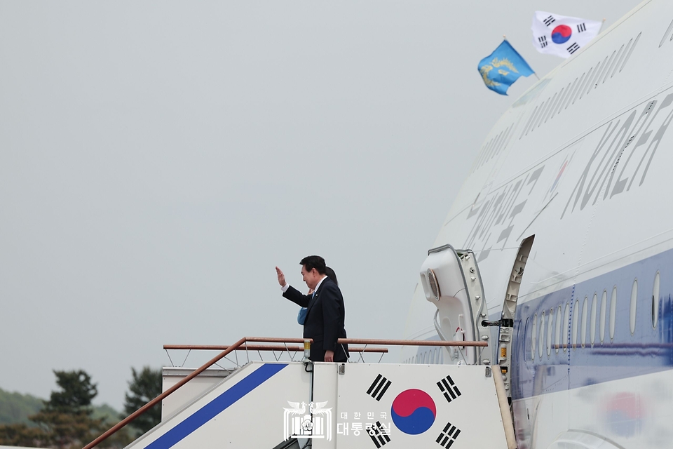 5박 7일 일정으로 미국을 국빈 방문하는 윤석열 대통령과 김건희 여사가 24일 경기 성남시 서울공항에서 공군 1호기에 탑승하고 있다.