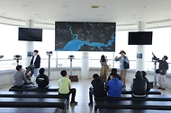 <p>비무장지대(DMZ) 접경지역 인근 테마노선이 전면 개방된 가운데 27일 오전 인천 강화평화전망대에 방문객들로 북적이고 있다.&nbsp;</p>