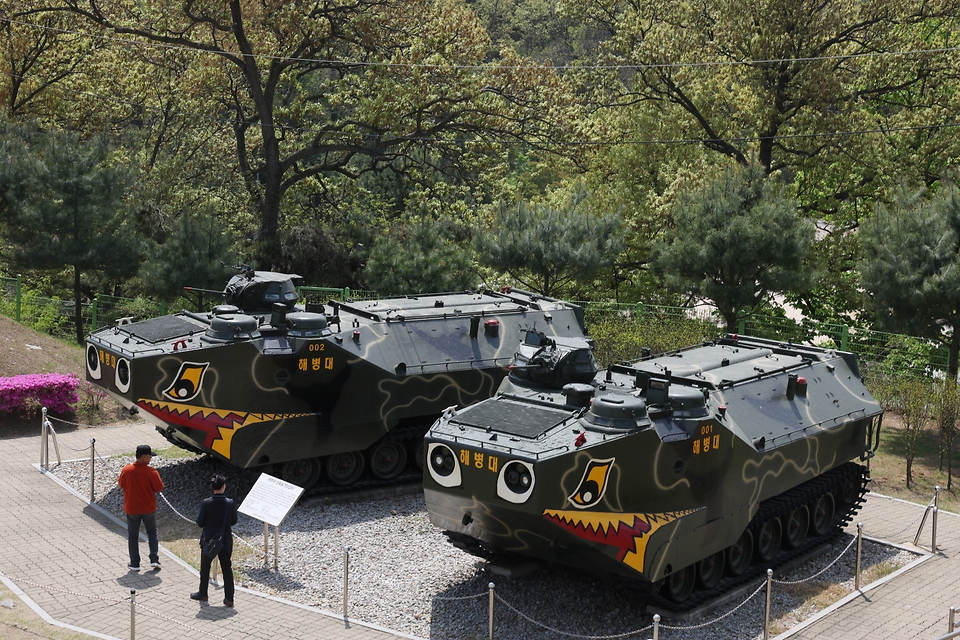 <p>비무장지대(DMZ) 접경지역 인근 테마노선이 전면 개방됐다. 사진은 27일 오전 인천 강화평화전망대의 모습.&nbsp;</p>