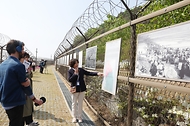 <p>비무장지대(DMZ) 접경지역 인근 테마노선이 전면 개방된 가운데 27일 오전 인천 6·25참전용사기념공원에서 외신기자들이 해설사의 설명을 듣고 있다.&nbsp;</p>