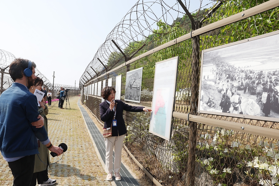 <p>비무장지대(DMZ) 접경지역 인근 테마노선이 전면 개방된 가운데 27일 오전 인천 6·25참전용사기념공원에서 외신기자들이 해설사의 설명을 듣고 있다.&nbsp;</p>