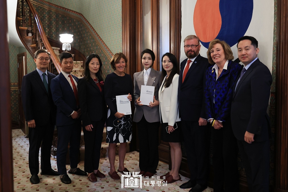 김건희 여사가 26일(현지시간) 미국 워싱턴D.C. 주미 대한제국 공사관에서 열린 ‘북한 인권 간담회’에서 참석자들과 기념촬영을 하고 있다.