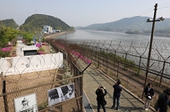 <p>비무장지대(DMZ) 접경지역 인근 테마노선이 전면 개방된 가운데 27일 오전 인천 6·25참전용사기념공원에서 한 외신기자가 접경지역을 둘러보고 있다.&nbsp;</p>