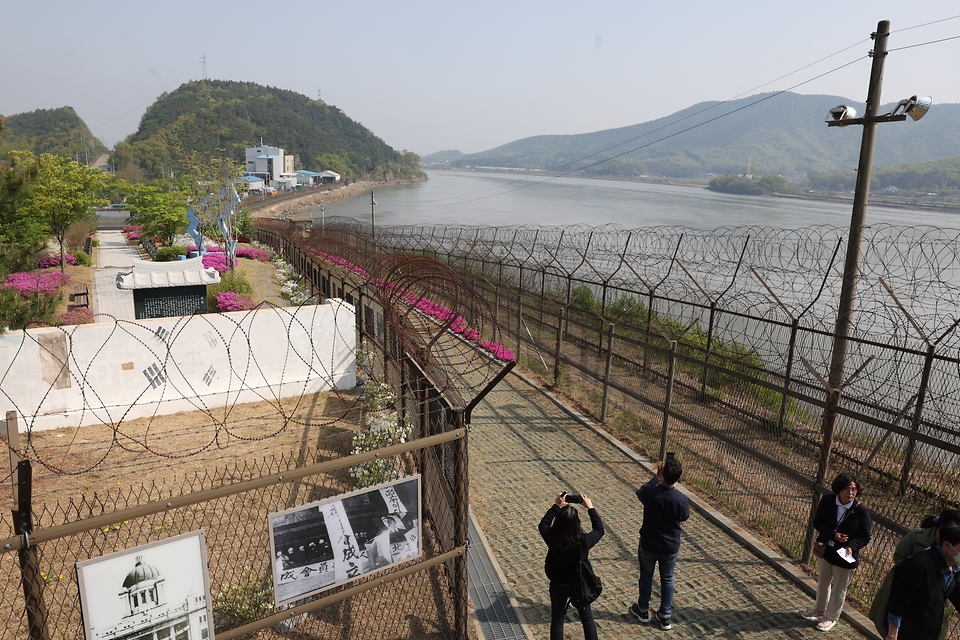 <p>비무장지대(DMZ) 접경지역 인근 테마노선이 전면 개방된 가운데 27일 오전 인천 6·25참전용사기념공원에서 한 외신기자가 접경지역을 둘러보고 있다.&nbsp;</p>