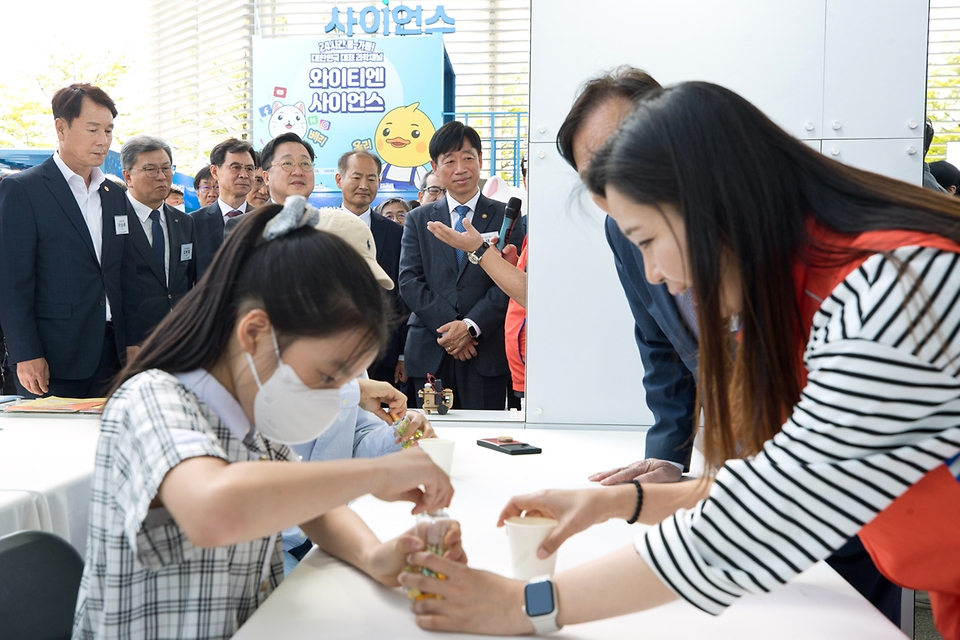 오태석 과학기술정보통신부 1차관이 27일 대전시 서구 대전엑스포시민광장에서 열린 ‘2023 대한민국 과학축제’ 개막식에서 이장우 대전시장과 전시장을 관람하고 있다.