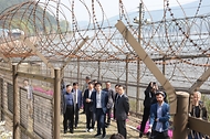 <p>비무장지대(DMZ) 접경지역 인근 테마노선이 전면 개방된 가운데 27일 오전 인천 6·25참전용사기념공원에서 조용만 문화체육관광부 제2차관 등 관계자들이 접경지역을 둘러보고 있다. &nbsp;</p>