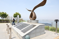 <p>비무장지대(DMZ) 접경지역 인근 테마노선이 전면 개방된 가운데 27일 오전 인천 강화평화전망대에서 한 외신기자가 취재를 하고 있다.&nbsp;</p>