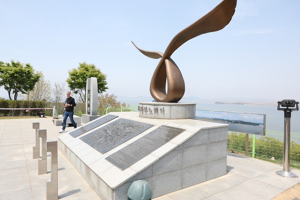<p>비무장지대(DMZ) 접경지역 인근 테마노선이 전면 개방된 가운데 27일 오전 인천 강화평화전망대에서 한 외신기자가 취재를 하고 있다.&nbsp;</p>
