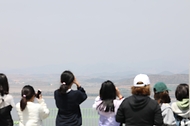 <p>비무장지대(DMZ) 접경지역 인근 테마노선이 전면 개방된 가운데 27일 오전 인천 강화평화전망대를 찾은 시민들이 북한 지역을 보고 있다. &nbsp;이번 개방하는 테마노선은 인천 강화를 비롯해 김포, 고양, 파주, 연천, 철원, 화천, 양구, 인제, 고성 등 비무장지대를 접하는 11개의 코스로 도보구간과 차량이동 구간으로 구성된다. 한편, DMZ 평화의 길 테마노선 참가 희망자들은 평화의 길 누리집과 걷기여행 모바일 앱 두루누비에서 신청 가능하다.&nbsp;</p>