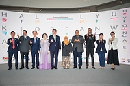 박진 외교부 장관이 2일(현지시간) 말레이시아 쿠알라룸푸르 국립미술관에서 열린 ‘한류전시회’ 개막식에서 참석자들과 기념촬영을 하고 있다.