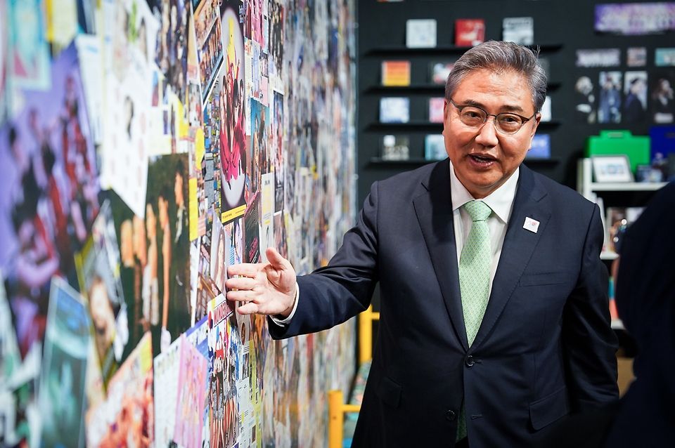 박진 외교부 장관이 2일(현지시간) 말레이시아 쿠알라룸푸르 국립미술관에서 열린 ‘한류전시회’에서 전시를 관람하고 있다.