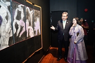 박진 외교부 장관이 2일(현지시간) 말레이시아 쿠알라룸푸르 국립미술관에서 열린 ‘한류전시회’에서 전시를 관람하고 있다.