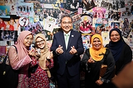 박진 외교부 장관이 2일(현지시간) 말레이시아 쿠알라룸푸르 국립미술관에서 열린 ‘한류전시회’ 개막식에서 관람객들과 기념촬영을 하고 있다.