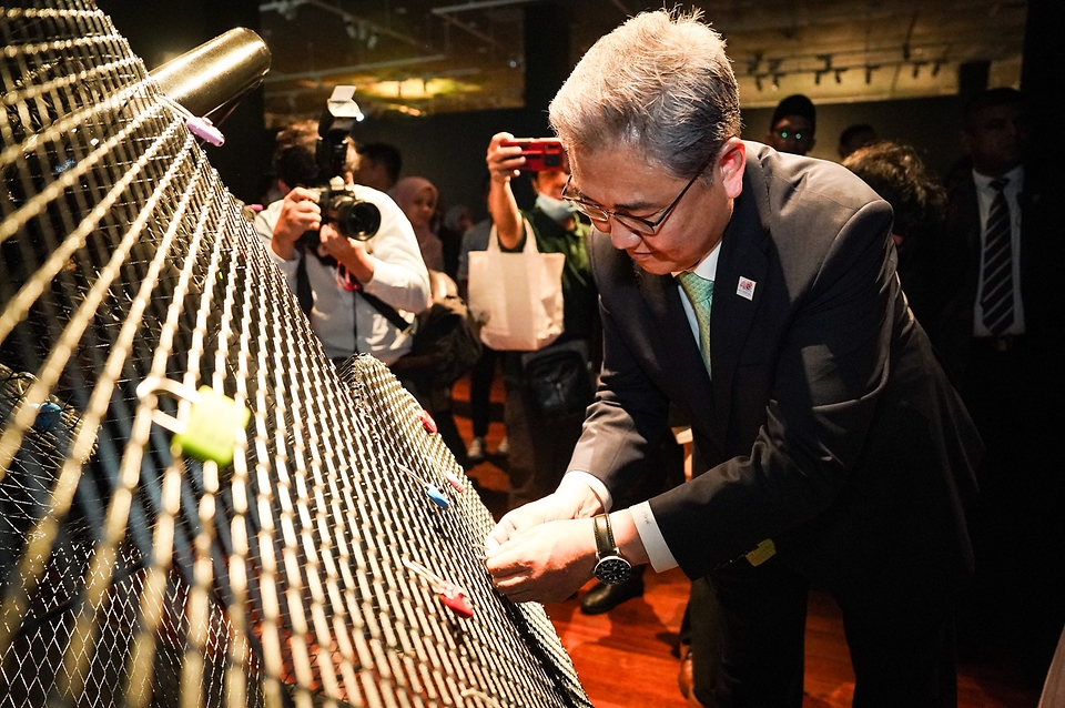 박진 외교부 장관이 2일(현지시간) 말레이시아 쿠알라룸푸르 국립미술관에서 열린 ‘한류전시회’에서 전시를 참관하고 있다.