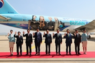 한덕수 국무총리가 3일 인천시 중구 인천국제공항 대한항공 정비 격납고에서 열린 ‘부산 엑스포 유치 기원 래핑 항공기 공개행사’에서 참석자들과 기념촬영을 하고 있다.