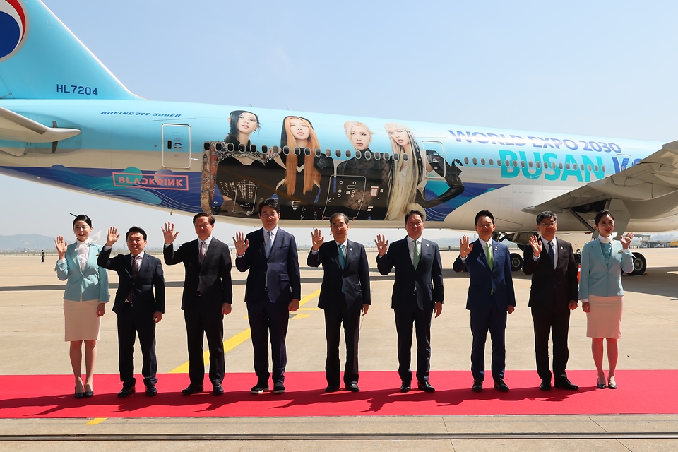 한덕수 국무총리가 3일 인천시 중구 인천국제공항 대한항공 정비 격납고에서 열린 ‘부산 엑스포 유치 기원 래핑 항공기 공개행사’에서 참석자들과 기념촬영을 하고 있다.