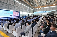 한덕수 국무총리가 3일 인천시 중구 인천국제공항 대한항공 정비 격납고에서 열린 ‘부산 엑스포 유치 기원 래핑 항공기 공개행사’에서 축사를 하고 있다.