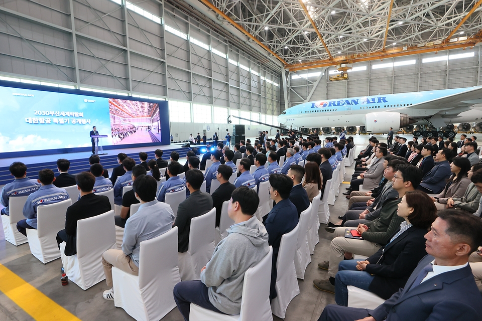 한덕수 국무총리가 3일 인천시 중구 인천국제공항 대한항공 정비 격납고에서 열린 ‘부산 엑스포 유치 기원 래핑 항공기 공개행사’에서 축사를 하고 있다.