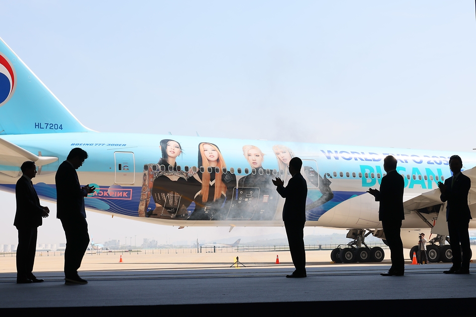 한덕수 국무총리가 3일 인천시 중구 인천국제공항 대한항공 정비 격납고에서 열린 ‘부산 엑스포 유치 기원 래핑 항공기 공개행사’에서 참석자들과 항공기를 살펴보고 있다.