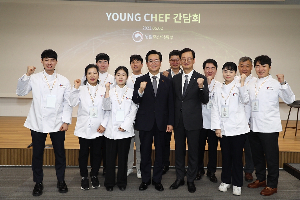 정황근 농림축산식품부 장관이 2일 서울 중구 CJ인재원에서 열린 ‘글로벌 K-푸드 인재육성 프로젝트 Cuisine. K(퀴진케이) 발족식’에서 참석자들과 기념촬영을 하고 있다.