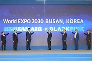 한덕수 국무총리가 3일 인천시 중구 인천국제공항 대한항공 정비 격납고에서 열린 ‘부산 엑스포 유치 기원 래핑 항공기 공개행사’에서 래핑 특별기 공개 세리머니를 하고 있다.