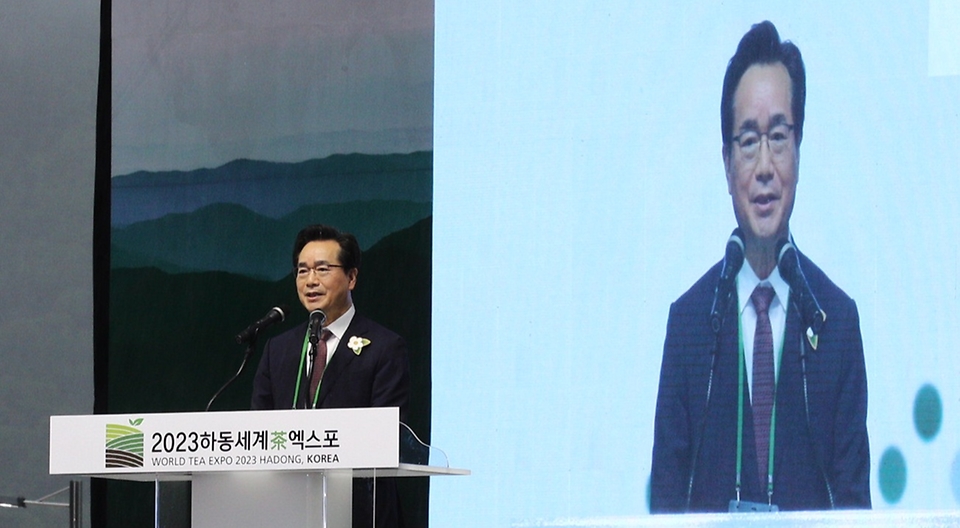 정황근 농림축산식품부 장관이 4일 경남 하동군 하동스포츠파크 행사장에서 열린 ‘2023 하동세계차엑스포’ 개막식에서 축사를 하고 있다.