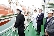 조승환 해양수산부 장관이 28일 인천 북항을 방문해 한국과 중국을 오가는 국제여객선의 안전관리 상황을 점검하고 있다.