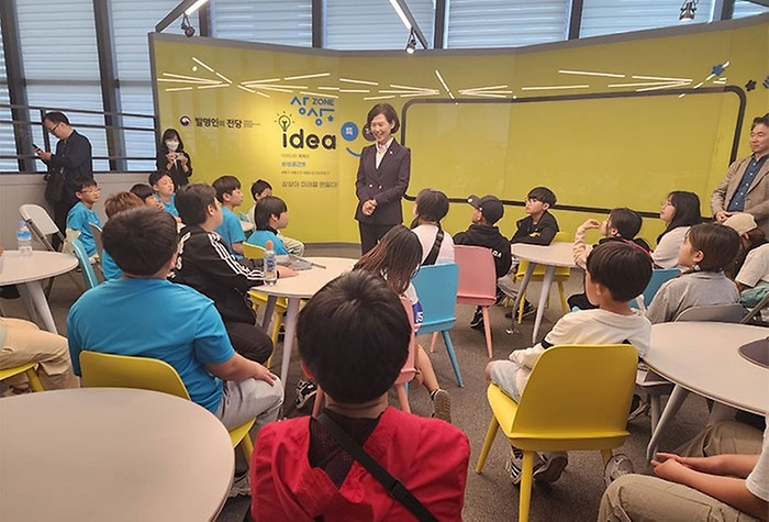 이인실 특허청장이 2일~4일 대전시 유성구 국제지식재산연수원에 우도·가파도 초등학교 학생들을 초청해 발명교실을 진행하고 있다.