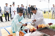 농촌진흥청 국립축산과학원이 10일 개원 71주년 기념일을 맞아 전북 완주군 국립축산과학원 안에 마련된 축혼비 앞에서 우리나라 축산업 발전을 위해 희생된 가축의 넋을 위로하는 축혼제를 올리고 있다.