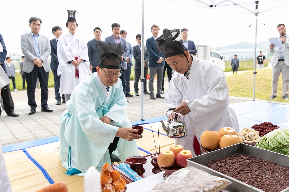 농촌진흥청 국립축산과학원이 10일 개원 71주년 기념일을 맞아 전북 완주군 국립축산과학원 안에 마련된 축혼비 앞에서 우리나라 축산업 발전을 위해 희생된 가축의 넋을 위로하는 축혼제를 올리고 있다.