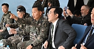이도훈 외교부 2차관이 2일 경기 포천시 육군 제8기동사단에서 관계자의 설명을 듣고 있다.