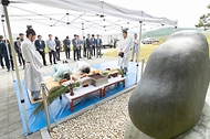 농촌진흥청 국립축산과학원이 10일 개원 71주년 기념일을 맞아 전북 완주군 국립축산과학원 안에 마련된 축혼비 앞에서 우리나라 축산업 발전을 위해 희생된 가축의 넋을 위로하는 축혼제를 올리고 있다.