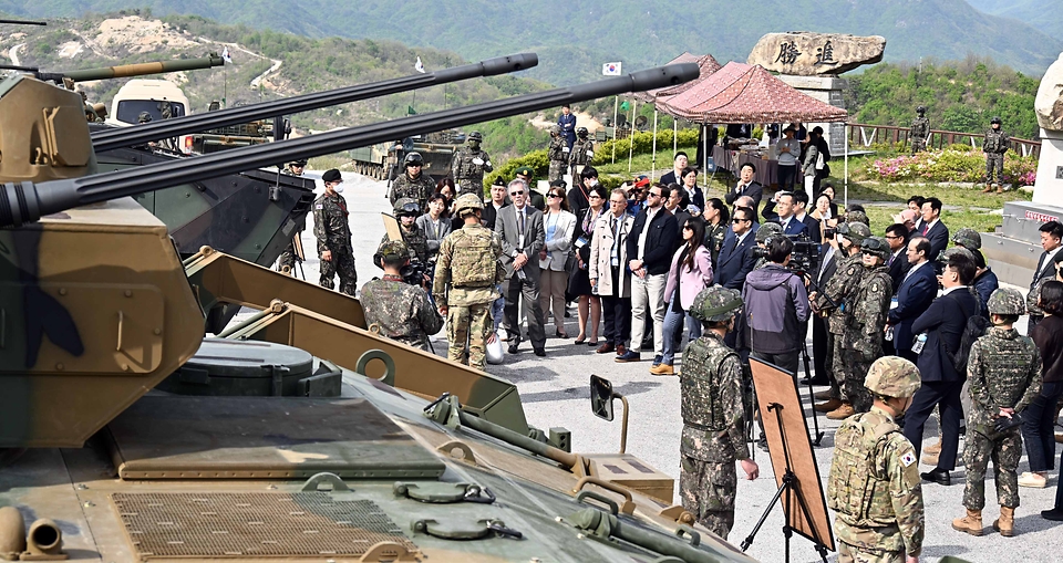 18개국 주한외교단이 2일 경기 포천시 육군 제8기동사단에서 국산 무기들을 살펴보고 있다.