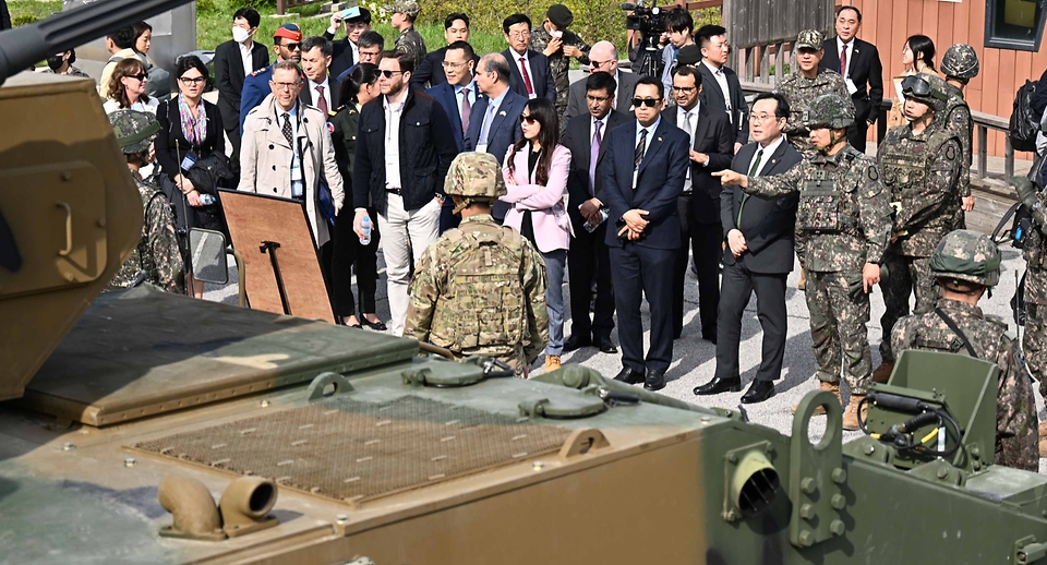 18개국 주한외교단이 2일 경기 포천시 육군 제8기동사단에서 국산 무기들을 살펴보고 있다.