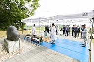 농촌진흥청 국립축산과학원이 10일 개원 71주년 기념일을 맞아 전북 완주군 국립축산과학원 안에 마련된 축혼비 앞에서 우리나라 축산업 발전을 위해 희생된 가축의 넋을 위로하는 축혼제를 올리고 있다.