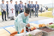 농촌진흥청 국립축산과학원이 10일 개원 71주년 기념일을 맞아 전북 완주군 국립축산과학원 안에 마련된 축혼비 앞에서 우리나라 축산업 발전을 위해 희생된 가축의 넋을 위로하는 축혼제를 올리고 있다.